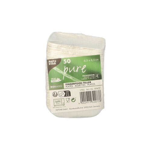 Eine verpackte Packung mit 50 PAPSTAR „pure“ Fingerfood-Teller aus Zuckerrohr (6,5 x 6,5 cm), biologisch abbaubar, weiß. Die grün-weißen Etiketten der PAPSTAR GmbH zeigen Produktdetails und umweltfreundliche Symbole.
