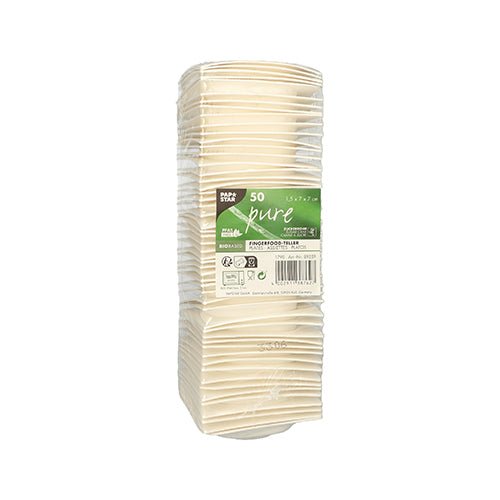 Ein 50er-Pack PAPSTAR Fingerfood-Teller aus Zuckerrohr „pure“ weiß von PAPSTAR GmbH ist in Plastik verpackt; Das grün-weiße Etikett informiert über das Produkt und weist auf die biologische Abbaubarkeit hin.
