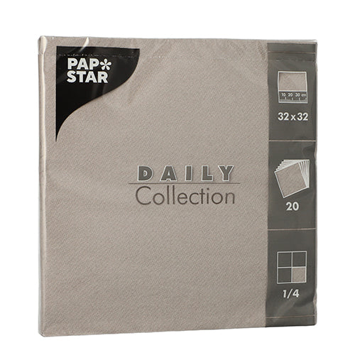 Die 20 Servietten „DAILY Collection“ (32x32 cm, 1/4-Falz) der PAPSTAR GmbH kommen in einer stilvollen hellbraunen Verpackung mit silbernem und weißem Text, perfekt für eine elegante Tischdekoration.
