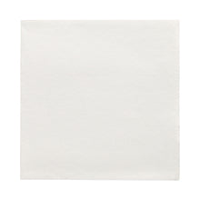 Eine flache, weiße PAPSTAR 50 Servietten „DAILY Collection“ 1/4-Falz (32x32 cm) Serviette der PAPSTAR GmbH ist auf weißem Hintergrund mit einer dezenten Prägung abgebildet – perfekt für Tischdekoration und hochwertige Servietten.