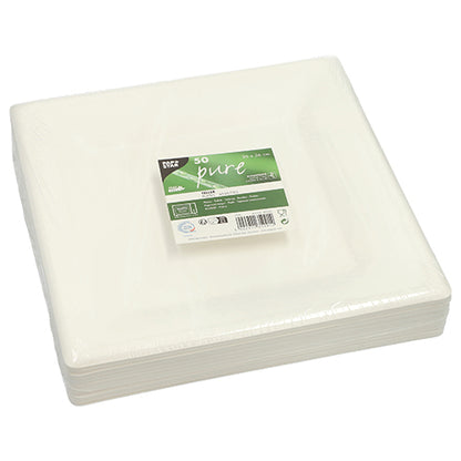 Ein Stapel PAPSTAR 50 Teller aus Zuckerrohr „pure“, nachhaltig und kompostierbar, von PAPSTAR GmbH, in Plastik verpackt. Das grün-weiße Etikett oben zeigt Produktinformationen und die Zahl 50.