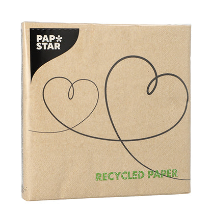 Auf einer braunen Verpackung mit der Aufschrift "PAPSTAR" in der Ecke mit zwei Herzkonturen und "RECYCLED PAPER" befindet sich PAPSTAR 20 Servietten, 33x33 cm, 3-lagig, natur, von PAPSTAR GmbH.