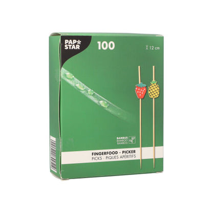 Eine grüne Schachtel mit der Aufschrift "PAPSTAR 100 Fingerfood - Picker" der PAPSTAR GmbH enthält 100 Picks mit einer Länge von je 12 cm. Auf der Schachtel befinden sich zwei Früchte und eine Produktinformation in mehreren Sprachen.
