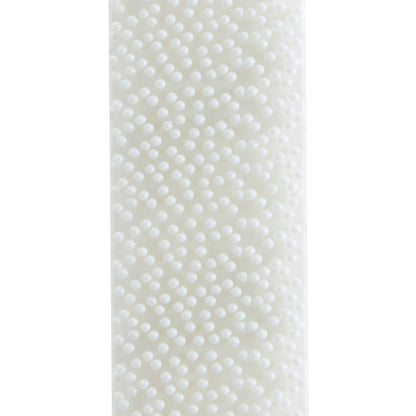 Nahaufnahme einer weißen, strukturierten Oberfläche mit gleichmäßig verteilten, kleinen, runden Erhebungen, ähnlich dem Griffmuster der Command™ Bilder-Montage-Strips der 3M Deutschland GmbH.