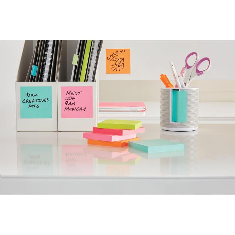 On a white desk are neatly arranged Post-it® Notes from 3M Deutschland GmbH (76 mm x 76 mm, 100 sheets/block, 100% PEFC) as well as folders, a pen holder with pens and scissors, and two boxes with appointment reminders.