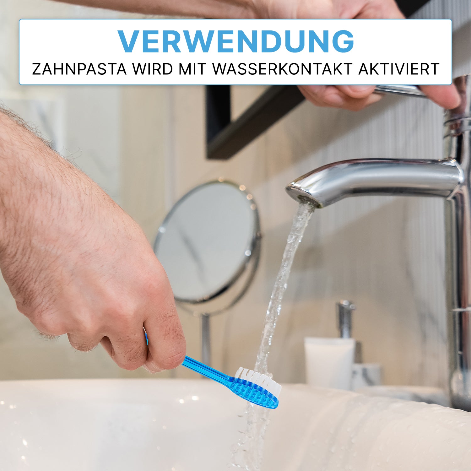 Eine Person hält eine ARNOMED Einweg Zahnbürste mit Zahnpasta von ARNOWA GmbH unter fließendem Wasser aus einem Badezimmerhahn. Im Hintergrund befinden sich ein Spiegel und der Wasserhahn. Der deutsche Text weist darauf hin, dass die Zahnpasta bei Wasserkontakt aktiviert wird. Schachtel: 100 Stück.