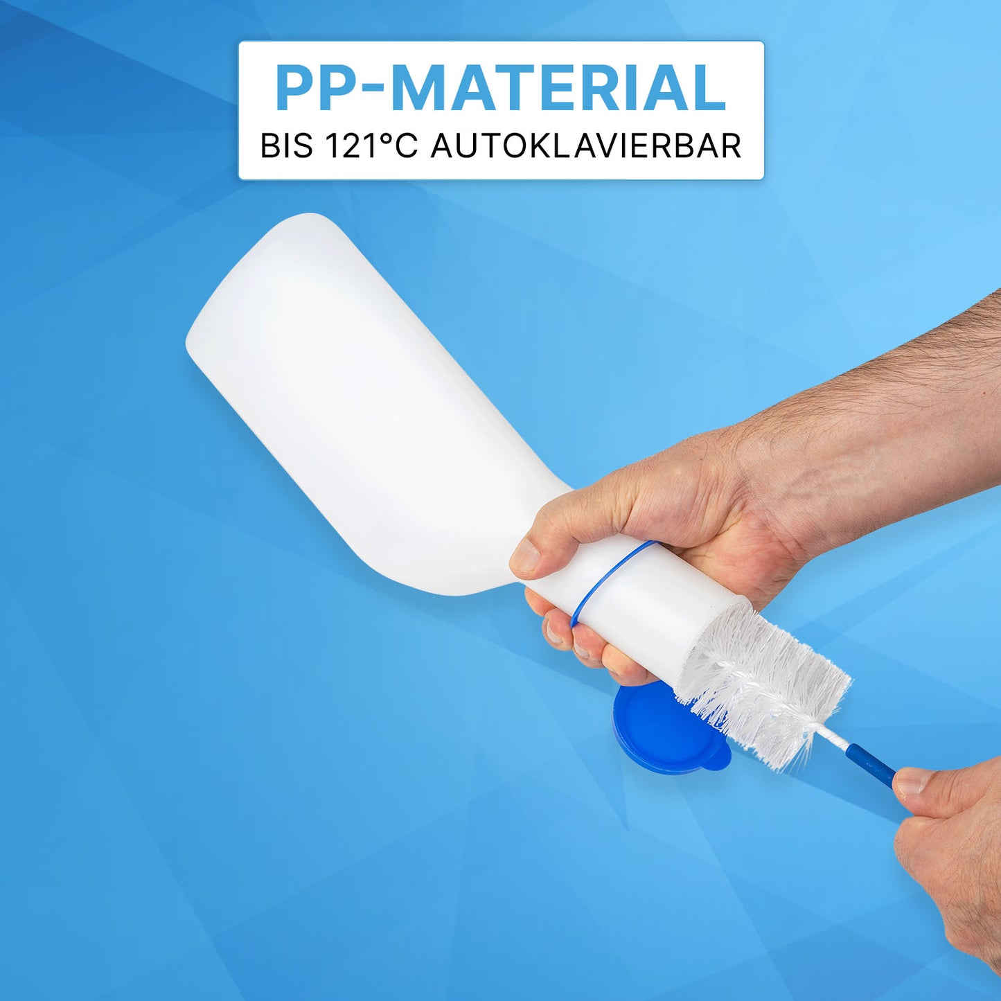 Eine Hand reinigt die ARNOMED Urinflasche ECO Herren von ARNOWA GmbH (1 Stück) mit einer weißen Bürste; Text: "PP-MATERIAL BIS 121°C AUTOKLAVIERBAR"-perfekt für hygienisch sauberen Pflegebedarf.