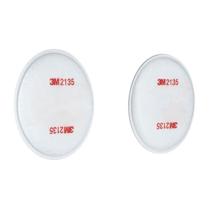Abgebildet sind zwei runde, weiße 3M™ Partikelfilter 2135, P3 (1 Paar/Packung) der 3M Deutschland GmbH mit roter Schrift auf weißem Hintergrund.
