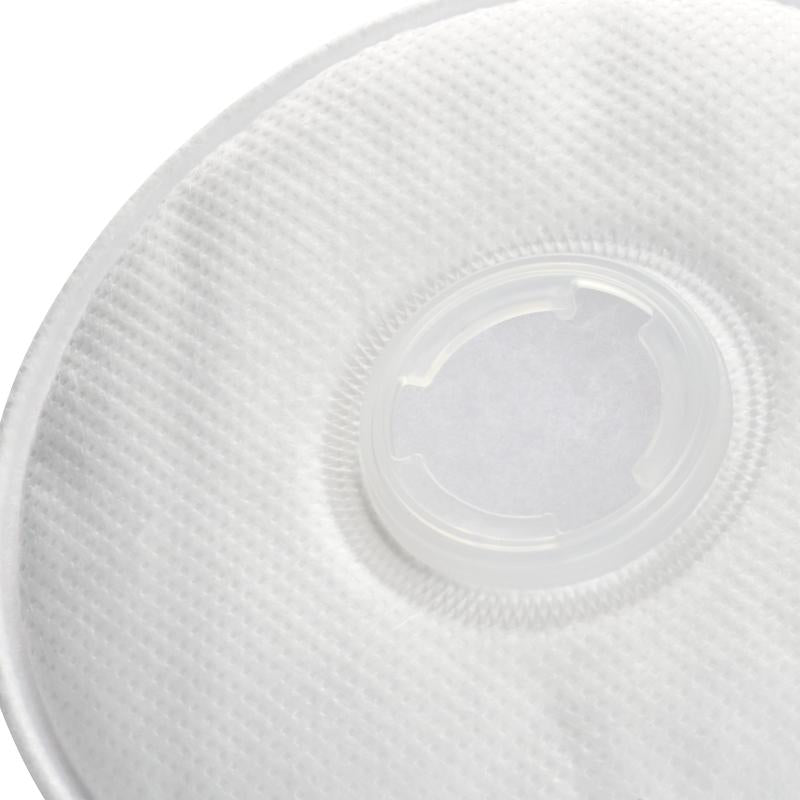 Nahaufnahme eines weißen, kreisrunden 3M™ Partikelfilters 2135 (P3, 1 Paar/Packung) der 3M Deutschland GmbH mit strukturierter Oberfläche und zentralem Kunststoffventil, konzipiert für Atemschutzmasken, vor einem einfarbigen Hintergrund.