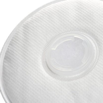 Nahaufnahme eines weißen, kreisrunden 3M™ Partikelfilters 2135 (P3, 1 Paar/Packung) der 3M Deutschland GmbH mit strukturierter Oberfläche und zentralem Kunststoffventil, konzipiert für Atemschutzmasken, vor einem einfarbigen Hintergrund.