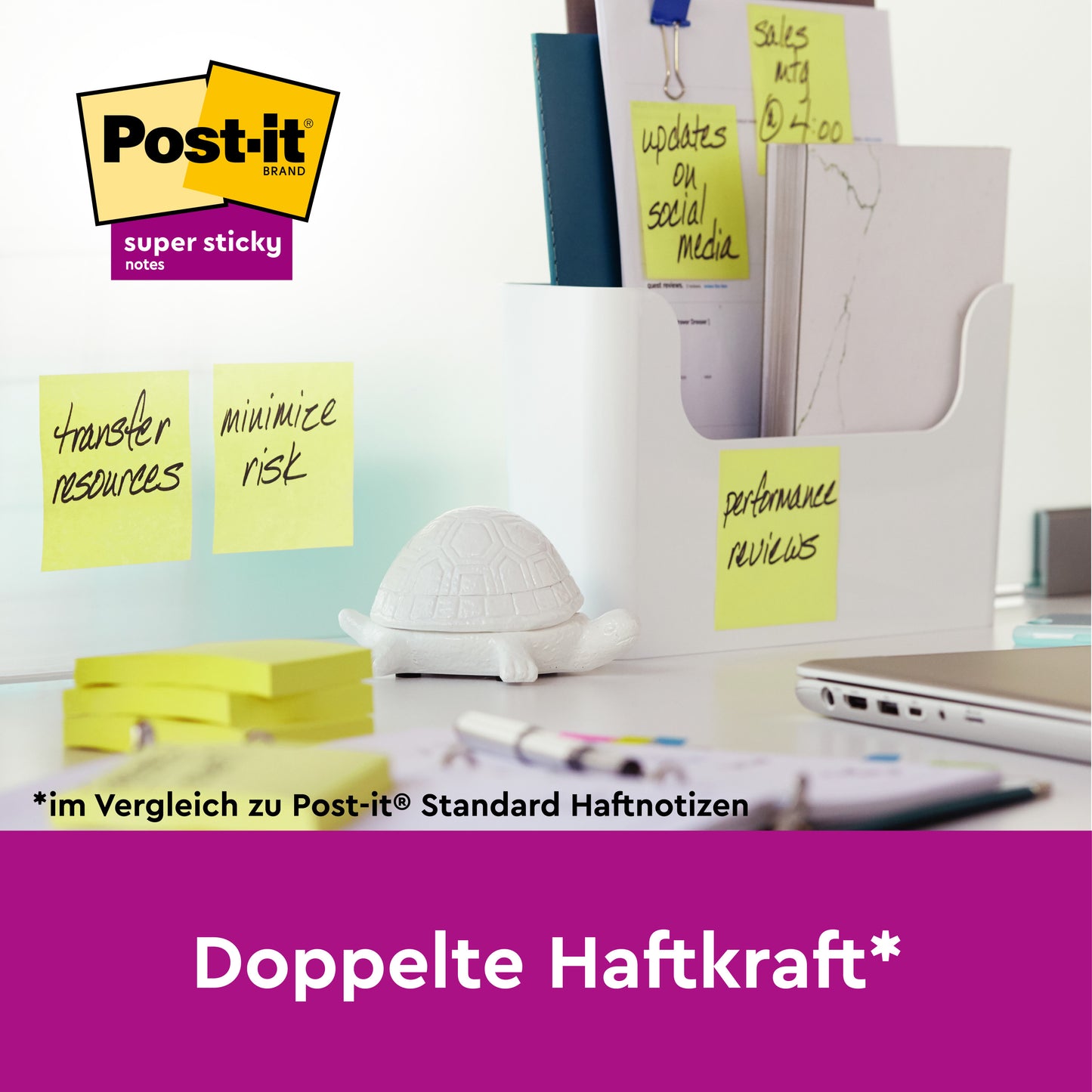 Ein Glastisch mit Post-it® Super Sticky Notes, Gelb (76x127 mm, 90 Blatt/Block, 12 Blöcke/Packung) von 3M Deutschland GmbH, einem weißen Organizer mit Ordnern/Papieren, Schildkrötenfigur und dem Text "Doppelte Haftkraft*".