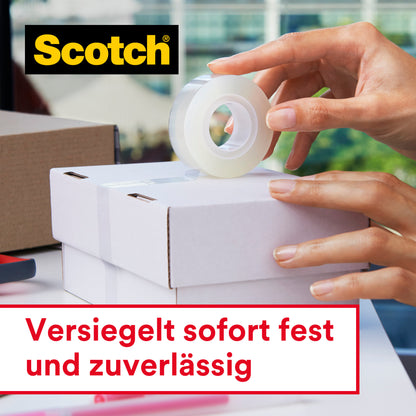 Eine Person verschließt einen weißen Karton mit Scotch® Crystal Klebeband (12 mm x 10 m, 1 Rolle + Handabroller) von 3M Deutschland GmbH. Im Hintergrund sind weitere Kartons und Büromaterialien. Text: "Sofort fest und zuverlässig versiegelt.