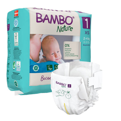 Eine Packung Bambo Nature von Abena Re-Seller GmbH für 2-4 kg schwere Babys wird mit einem Babyfoto auf der Verpackung gezeigt. Auf der Vorderseite befindet sich eine Windel, die ihr umweltfreundliches Design, das Markenlogo und die nachhaltigen Materialien hervorhebt.