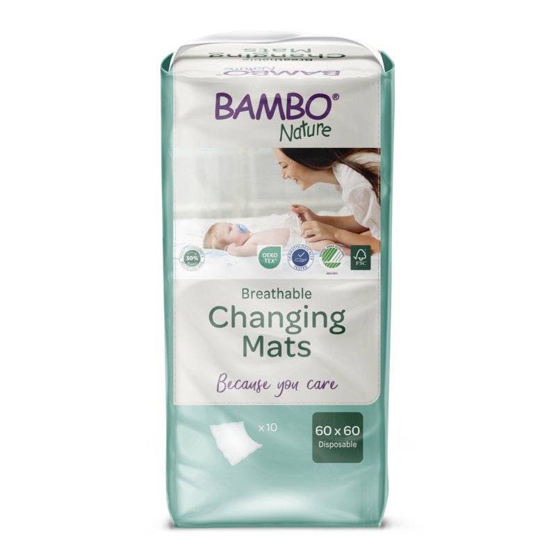 Eine 10er-Packung Bambo Nature Wickelunterlage, 60x60 cm mit Superabsorber von Abena Re-Seller GmbH ist mit umweltfreundlichen Symbolen auf der Verpackung versehen.