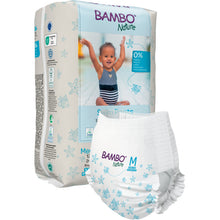 Eine Packung Bambo Nature Schwimmwindel, Gr. M, 12+ kg (12 Stück) von Abena Re-Seller GmbH ist mit einer Schwimmwindel vorne abgebildet und zeigt ein lächelndes Kind im Badeanzug mit erhobenen Armen auf der Verpackung.