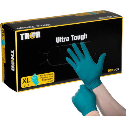 Eine Person zieht einen grünen Nitrilhandschuh vor einer schwarz-gelben "Thor Ultra Tough, Grün"-Schachtel der Abena Re-Seller GmbH an, die auf dieses robuste Produkt hinweist, das sich ideal für Outdoor-Aktivitäten und Aufgaben eignet, bei denen ein starker Schutz erforderlich ist.