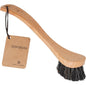 Die ENA Living Spülbürste mit weichen Borsten der Abena Re-Seller GmbH wird mit Holzgriff, dunklen Borsten und braunem Anhänger "Dish Brush" geliefert - ideal für eine sanfte Geschirrreinigung. Erhältlich im Karton (12 Packungen).
