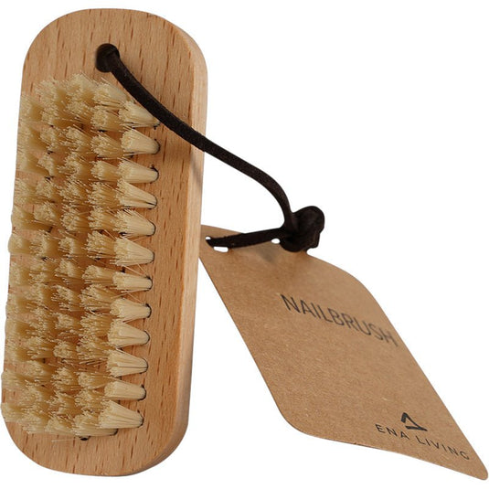 Die ENA Living Nagelbürste, Buche (24 Stück) von Abena Re-Seller GmbH verfügt über steife Borsten, eine braune Schnurschlaufe und einen "NAILBRUSH"-Anhänger - ideal für die Nagelpflege und zum Reinigen der Nägel.