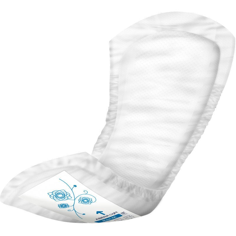 Die Nahaufnahme einer ABENA Light Maxi 4A, Premium Slipeinlagen der Abena Re-Seller GmbH (Packung mit 8 Stück) zeigt eine konturierte, saugfähige weiße Einlage mit blauem Blumenmuster und Klebestreifen, ideal für Inkontinenz-Schutz.