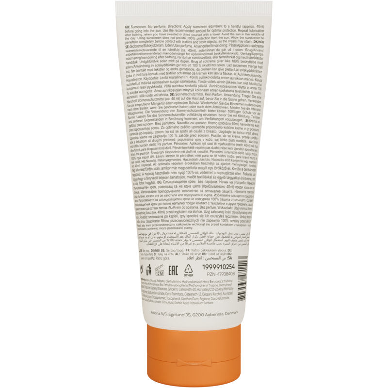 Eine 100ml-Tube Bambo Nature LSF50 Sonnencreme, farb- und parfümfrei, von Abena Re-Seller GmbH, mit orangefarbener Kappe, von hinten gesehen. Die helle Verpackung zeigt dichten schwarzen Text, Symbole, Barcode und Firmeninformationen.