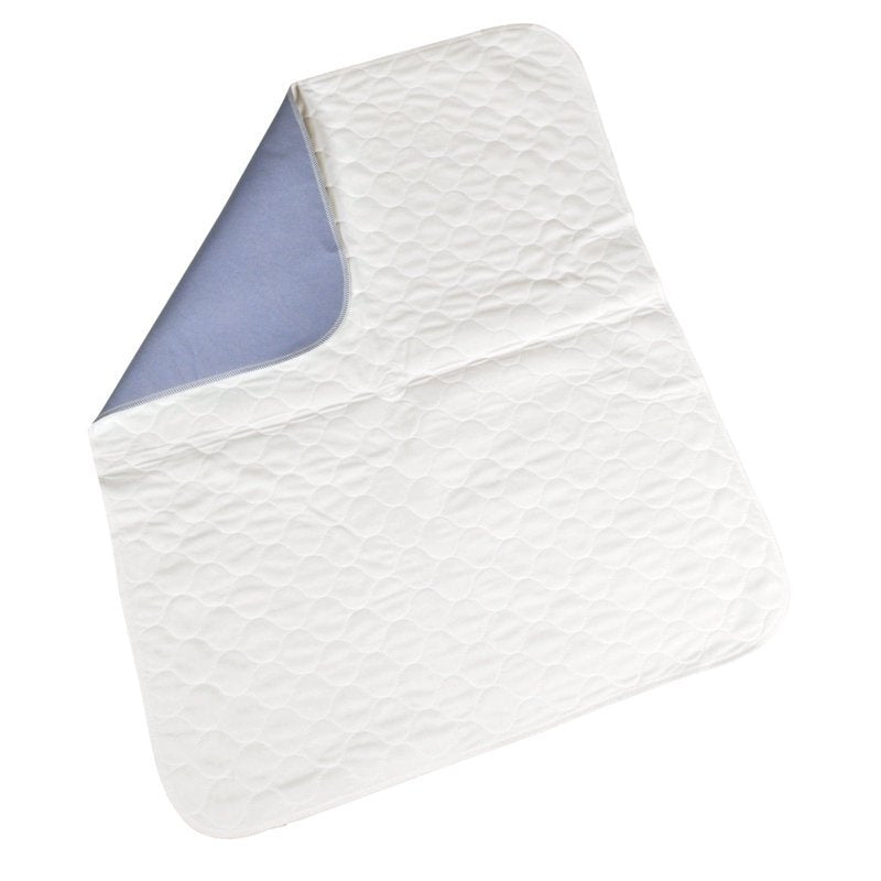Die Abena Re-Seller GmbH Waschbare Unterlage (90x85 cm, hellblau) wird teilweise gefaltet gezeigt, um die gesteppte weiße Oberseite und die hellblaue wasserdichte Unterseite zu enthüllen. Der Karton enthält 30 Packungen.