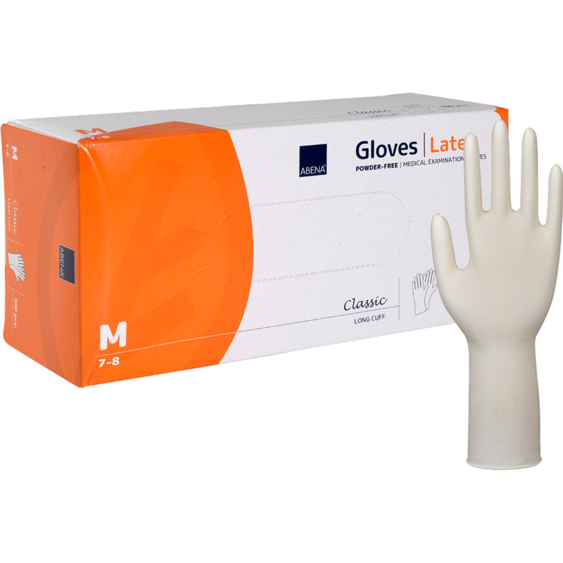 Eine Box der Abena Re-Seller GmbH Latex-Handschuhe Classic, puderfrei, lang, natur, Größe Medium steht neben einem aufrecht stehenden Handschuh; die orange-weiße Verpackung weist Produktkennzeichnung und langen Schutz aus.