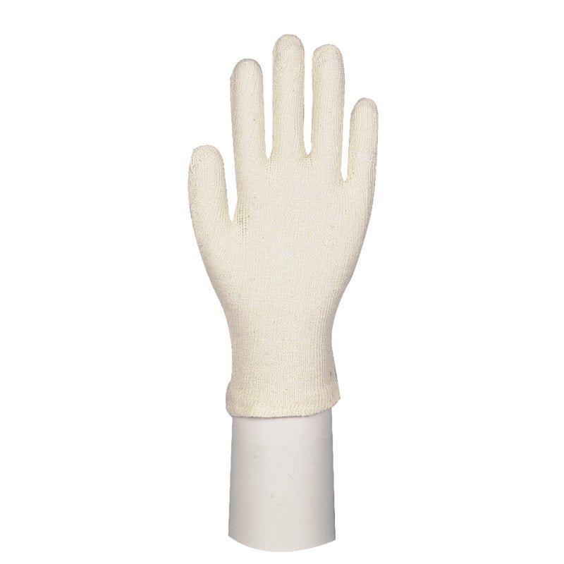 Ein einzelner cremefarbener Baumwollhandschuh mit Finger von Abena Re-Seller GmbH steht aufrecht auf einem zylindrischen weißen Ständer vor einem schlichten Hintergrund. Dieser schlichte Fünffingerhandschuh ist ideal für Gartenarbeit oder Arbeitsschutz.