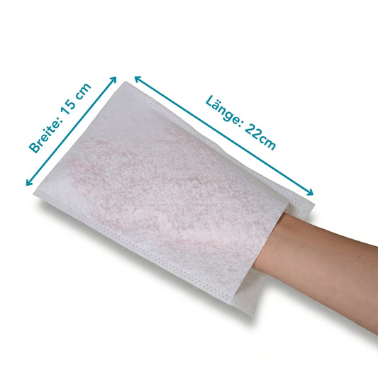 Abgebildet ist eine Hand im Inneren eines Altrucare Einmalwaschhandschuhs CuraSOFT Basic (60g) von Altruan. Blaue Pfeile zeigen seine Größe an: 15 cm breit, 22 cm lang. Der Hintergrund ist einfarbig weiß. Die Packung enthält 50 Stück.