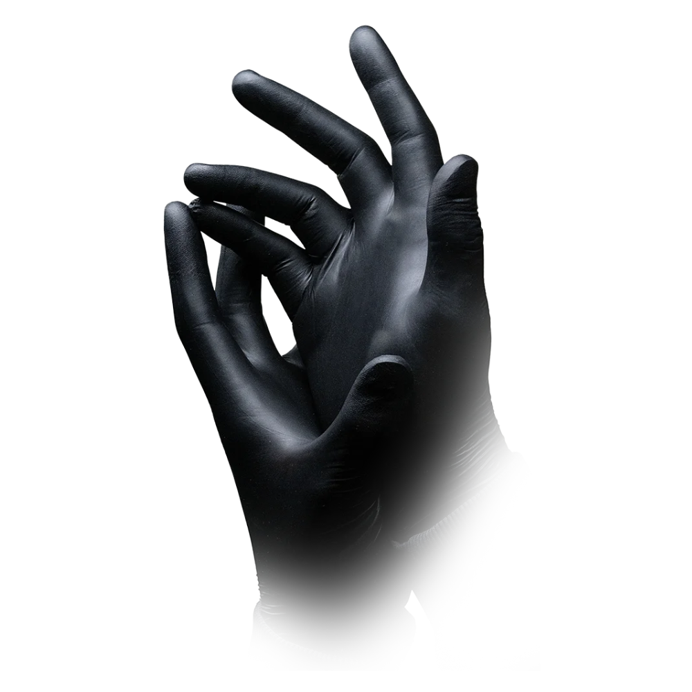 Ein Paar Hände trägt AMPri Epiderm Protect Black Nitrilhandschuhe von MED-COMFORT puderfrei, schwarz der AMPri Handelsgesellschaft mbH und liegt vor einem weißen Hintergrund, wobei die Finger einer Hand sanft auf der anderen ruhen. Die Handschuhe scheinen aus einem glatten, puderfreien Material zu bestehen.