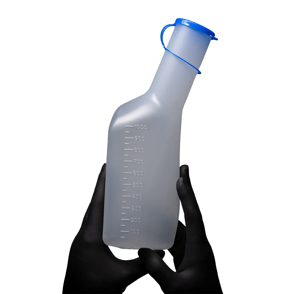 A pair of black-gloved hands holds the AMPri PP urine bottle for men, a rectangular men's urine bottle from AMPri Handelsgesellschaft mbH. The bottle with a blue cap and measuring scale on the side is made of translucent polypropylene and is equipped with an autoclavable, curved neck that stands out against the plain white background.