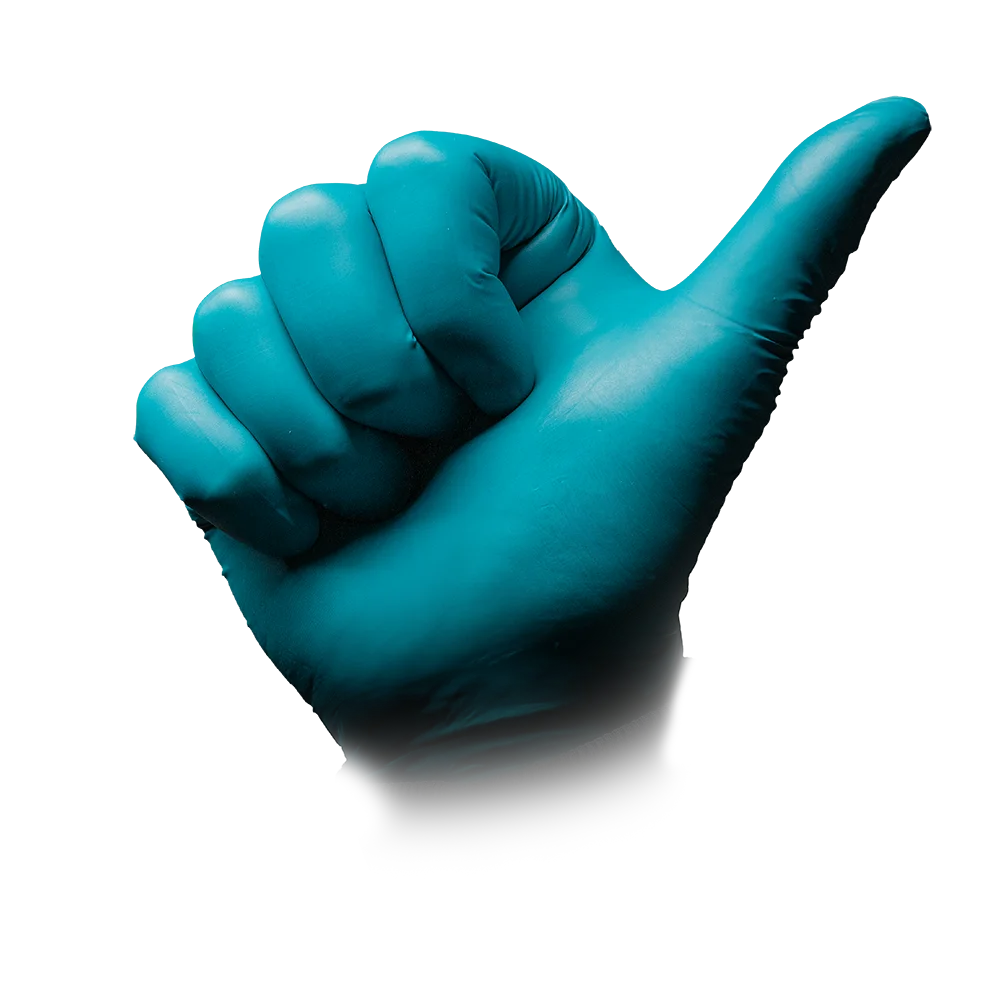 Eine behandschuhte blaue Hand, geschmückt mit den Chemikalienschutzhandschuhen SolidSafety ChemN Special Nitril der AMPri Handelsgesellschaft mbH, streckt vor einem weißen Hintergrund den Daumen nach oben.