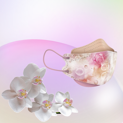 Eine partikelfiltrierende Altruan Designer-Gesichtsmaske, die dem FFP2-Standard entspricht, zeigt ihre ergonomische Passform vor einem pastellfarbenen Hintergrund mit rosa-grünem Farbverlauf. Im Vordergrund unterstreicht eine Ansammlung weißer Orchideen die Eleganz ihres stilvollen Designs.