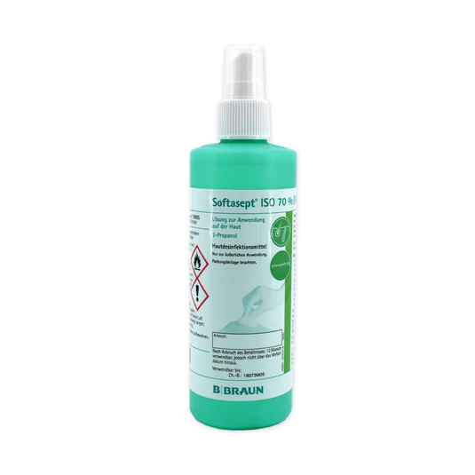 Eine grüne Flasche mit der Aufschrift „B. Braun Softasept ISO 70% Hautdesinfektion“, die mit einer Sprühdüse ausgestattet und zur Hautdesinfektion bestimmt ist, enthält ein alkoholisches Desinfektionsmittel, das gegen Bakterien wirksam ist. Das Etikett enthält verschiedene Symbole und Sicherheitshinweise, unten ist der Markenname „B. Braun Deutschland GmbH & Co. KG“ vermerkt.