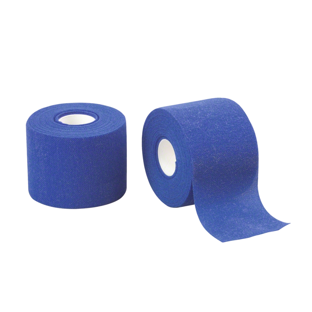 Zwei Rollen B. Braun Askina® Haft color Fixierbinde, blau, von B. Braun Deutschland GmbH & Co. KG, werden ausgestellt. Eine Rolle steht aufrecht mit einem Stück abgerolltem Klebeband, während die andere Rolle auf der Seite liegt. Beide haben einen weißen Innenkern.