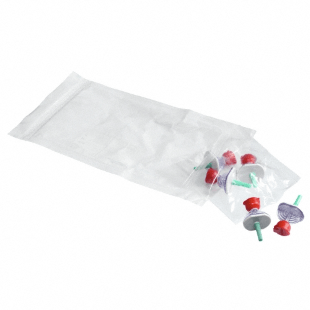 Eine durchsichtige Plastiktüte mit mehreren B.Braun ProSet Zuspritz- und Entnahmespike Mini-Spike®, grün (1x5 Stk.) von B. Braun Deutschland GmbH & Co. KG, konzipiert für kontaminationsfreie Entnahme und sicheres Medikamentenhandling, auf weißem Hintergrund.
