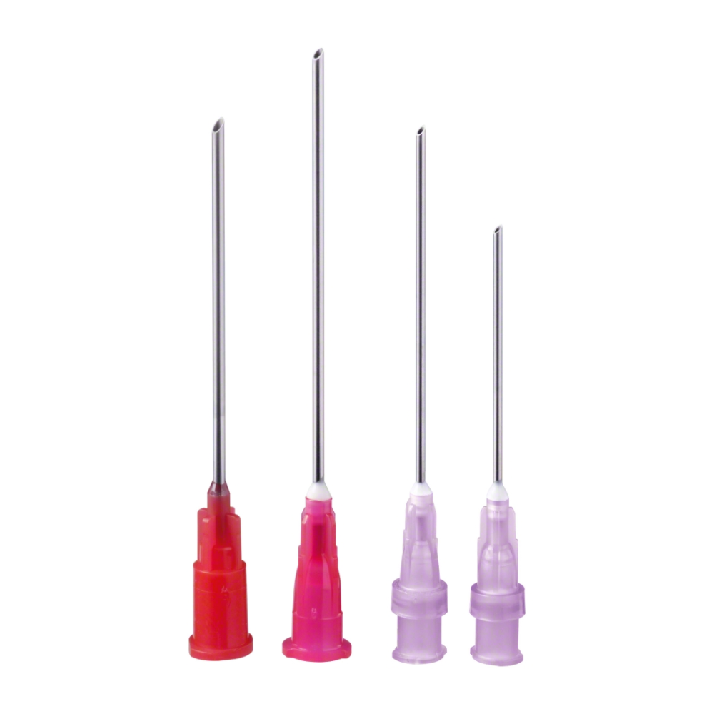 Four B.Braun Sterican® Mix semi-blunt drawing cannulas, manufactured by B. Braun Deutschland GmbH & Co. KG, are arranged side by side. Two have red plastic caps and two have purple caps, indicating different sizes. The metallic needles are lying on a white background.