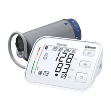 Das Beurer Oberarm-Blutdruckmessgerät BM 57 mit Bluetooth der Beurer GmbH zeigt einen Wert von 120/83 und einen Puls von 69 an. Es verfügt über eine graue Manschette und farbige Balken auf dem Display zur Anzeige der Blutdruckwerte.