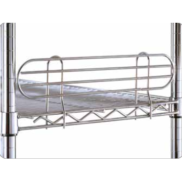 Eine Nahaufnahme eines Metalldrahtregals mit dem Novocal Randgitter Höhe: 100 mm horizontales Schutzgitter von Novocal, das an der Vorderseite befestigt ist und von vertikalen Pfosten getragen wird.