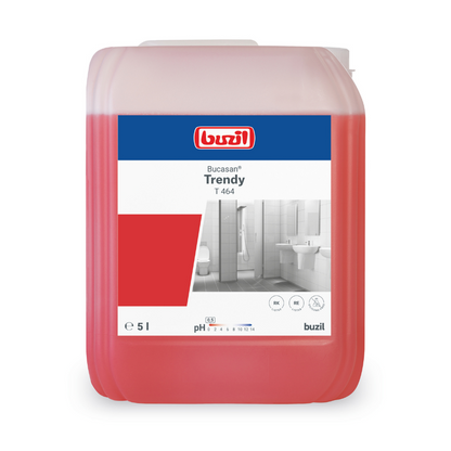 Ein 5-Liter-Behälter Buzil Bucasan® Trendy T 464, ein roter flüssiger Desinfektionsreiniger der BUZIL-WERK Wagner GmbH & Co. KG, sorgt für streifenfreien Glanz. Das Etikett enthält einen Barcode, Sicherheitssymbole und einen pH-Bereich von 4,5-5,5. Eine Badezimmergrafik weist auf die Verwendung zur Kalkentfernung hin.
