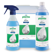 Ausgestellt werden drei Gebinde des Buzil Planta Buz® Glass P 912 Ökologischer Glas- und Oberflächenreiniger der BUZIL-WERK Wagner GmbH & Co. KG, darunter eine Sprühflasche, ein Großgebinde und eine hohe Flasche. Die grün-weißen Etiketten zeigen ein Bild eines Raumes mit großem Fenster und betonen die umweltfreundlichen Eigenschaften.