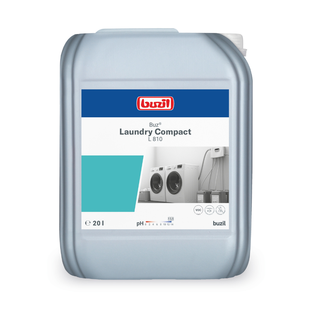 Professionelle Textilpflege bietet ein 20-Liter-Gebinde Buzil Buz® Laundry Compact L 810 Hochkonzentriertes Flüssigwaschmittel der BUZIL-WERK Wagner GmbH & Co. KG. Das mit Waschmaschinenbildern verzierte Etikett gibt Auskunft über pH-Wert, Füllmenge und Anwendung. Es besticht durch ein schlichtes blau-weißes Design auf einem hellgrauen Gebinde.