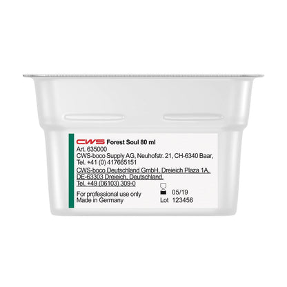 Ein rechteckiger weißer Behälter mit der Aufschrift "CWS ParadiseLine Waschraumduft für Duftspender Paradise Air Bar" von CWS zeigt auf einem weißen Etikett Produkt- und Firmeninformationen, Kontaktdaten, das Herstellungsdatum (05/19) und die Losnummer (123456).