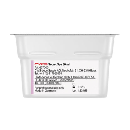 Ein weißer 80-ml-Plastikbehälter mit der Aufschrift "CWS ParadiseLine Waschraumduft für Duftspender Paradise Air Bar" von CWS, mit Kontaktinformationen, Los 123456, Datum 05/19, "Made in Germany" und "Nur für den professionellen Gebrauch".