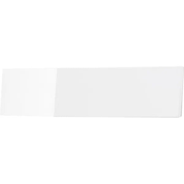 Eine rechteckige weiße Keramikfliese mit glänzender Oberfläche, fotografiert auf einem schlichten weißen Hintergrund. Ihre glatte, spiegelnde Oberfläche erinnert an das elegante Design des CWS Frontpanel für Paradise Toilettenpapier von CWS.