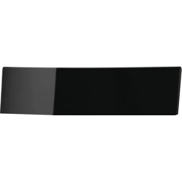 Ein rechteckiges, glänzend schwarzes CWS Frontpanel für Paradise Toilettenpapier mit einer leicht abgewinkelten linken Seite, präsentiert vor einem weißen Hintergrund.