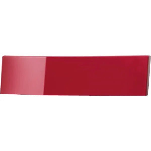 Ein glänzend rotes CWS Frontpanel für Paradise Toilettenpapier von CWS mit einer leicht gebogenen rechteckigen Form, fotografiert vor einem weißen Hintergrund.