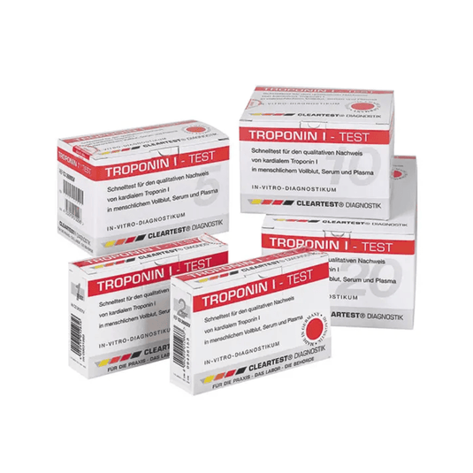 Fünf Schachteln des Cleartest® Troponin I Vollblut Infarkt-Tests der Servoprax GmbH sind zusammen angeordnet. Die Verpackung ist hauptsächlich weiß mit roten Akzenten und enthält Texte zur In-vitro-Diagnostik und zur Marke Cleartest, die auf die Diagnose des akuten Koronarsyndroms und des Herzinfarkts spezialisiert ist.