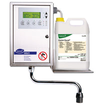 Eine an der Wand montierte Diversey DDU1 Digitale Dosiereinheit für Oxivir Excel 2x5l mit Display und Tasten ist neben einem 5-Liter-Behälter von Oxivir Excel installiert, der auf seinem Tablett gehalten wird, um eine präzise Dosierung zu ermöglichen.