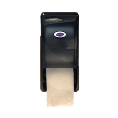 Ein schwarzer Kunststoff DI Systemrollenspender für Toilettenpapier von Diversey Deutschland GmbH & Co. OHG, wandmontiert mit sichtbarem, darunter hängendem weißem Papier und einem ovalen "Diversey"-Logo auf der Vorderseite, ideal für öffentliche Toiletten.