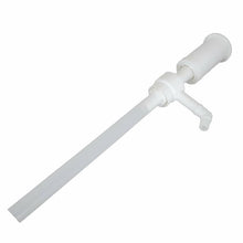 Die Handpumpe für 5L Kanister von Diversey Deutschland GmbH & Co. OHG fördert je Hub 100ml, verfügt über langes Rohr und abgewinkelten Auslauf - ideal zum Umfüllen in kleinere Gebinde. Die Packung enthält 1 Stück.